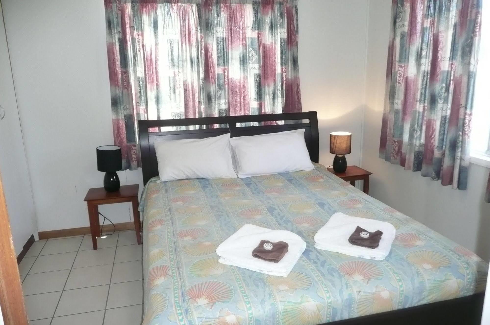 Ocean Breeze Apartments Μπόουεν Εξωτερικό φωτογραφία