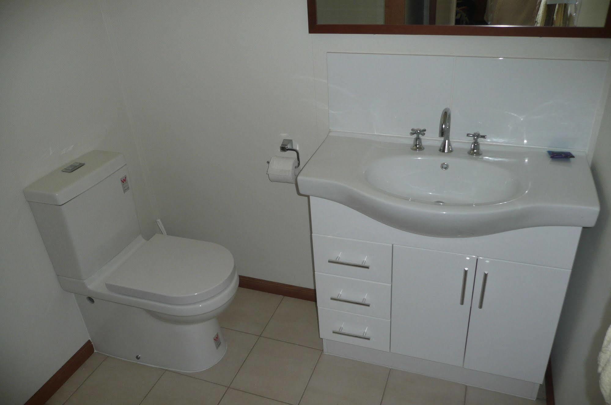 Ocean Breeze Apartments Μπόουεν Εξωτερικό φωτογραφία